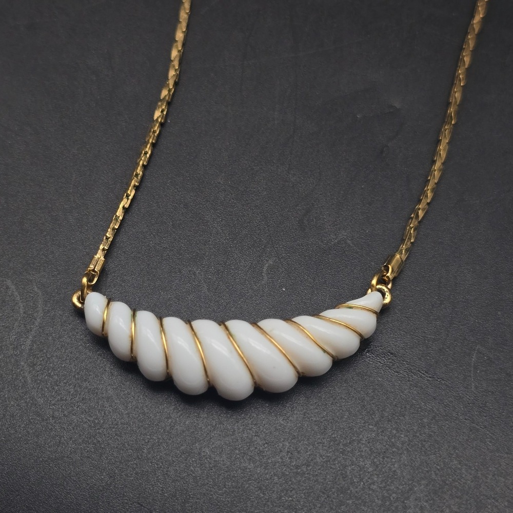 Avon 1981 Gatsby Necklace White Gold Tone Diagonally Ribbed Vintage